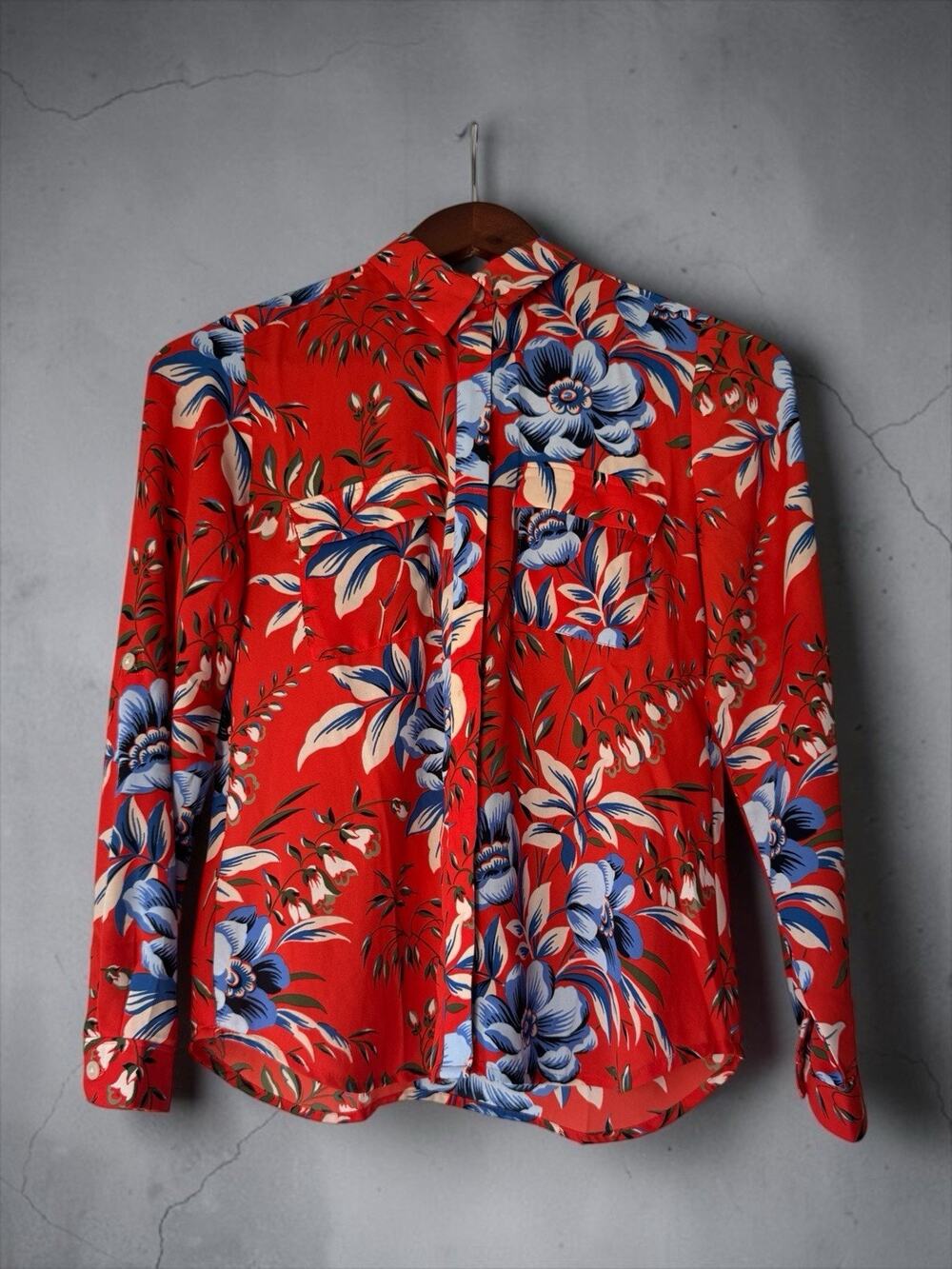 Loft Women's Long Sleeve Button-Up Shirt Red Floral Size XXS Preppy Versatile